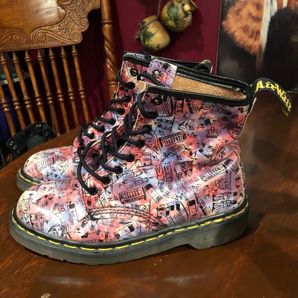 RARE Women’s Dr. Martens London Print Boots - Picture 3 of 7